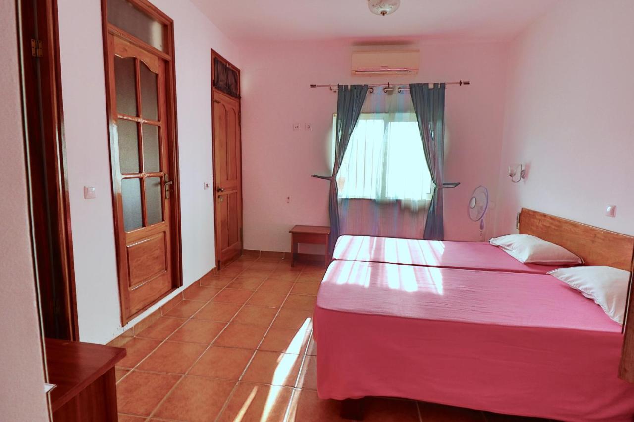 Residencial Che Guevara Bed & Breakfast Mindelo Bagian luar foto